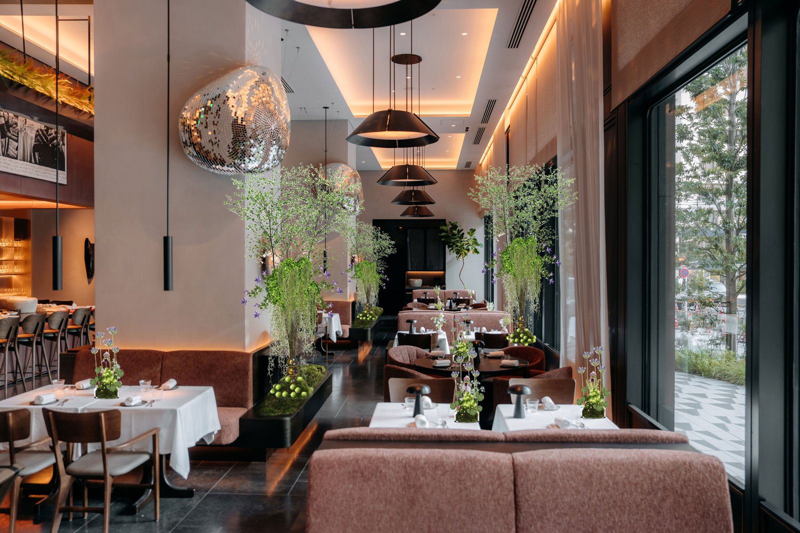 虎之門之丘酒店 Le Pristine 餐廳的桌席、花藝與垂吊燈飾