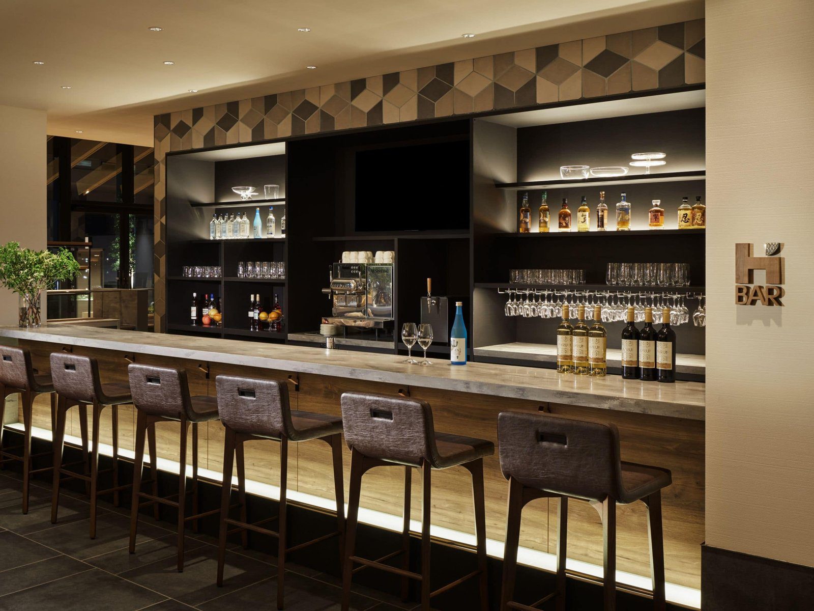 金澤凱悅嘉寓酒店 H Bar 吧台與酒櫃