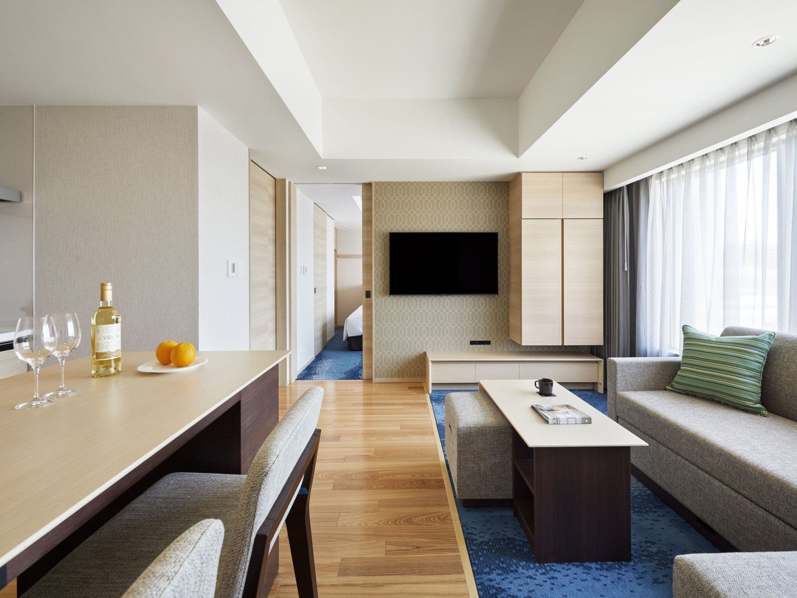 金澤凱悅嘉寓酒店 Speciality Suite 的客廳、餐桌與電視