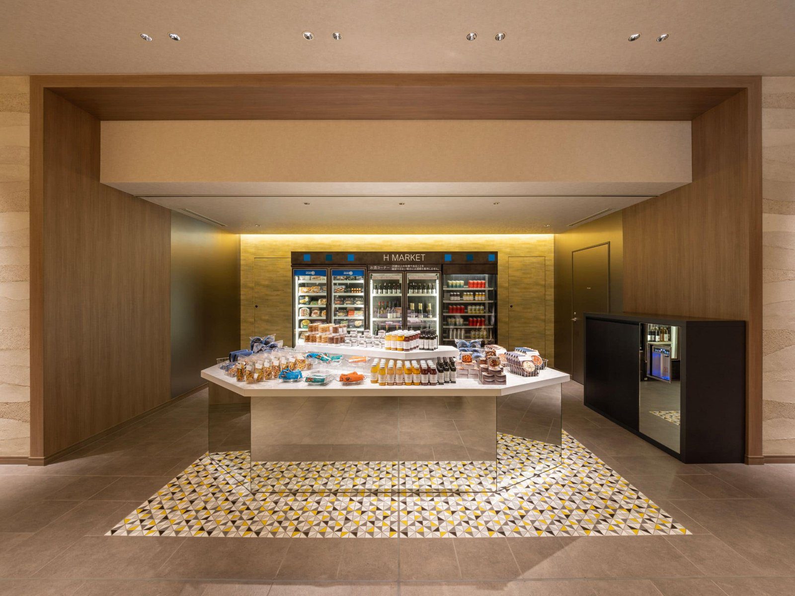 東京澀谷凱悅嘉寓酒店 H Market 的冷藏櫃與商品陳列台