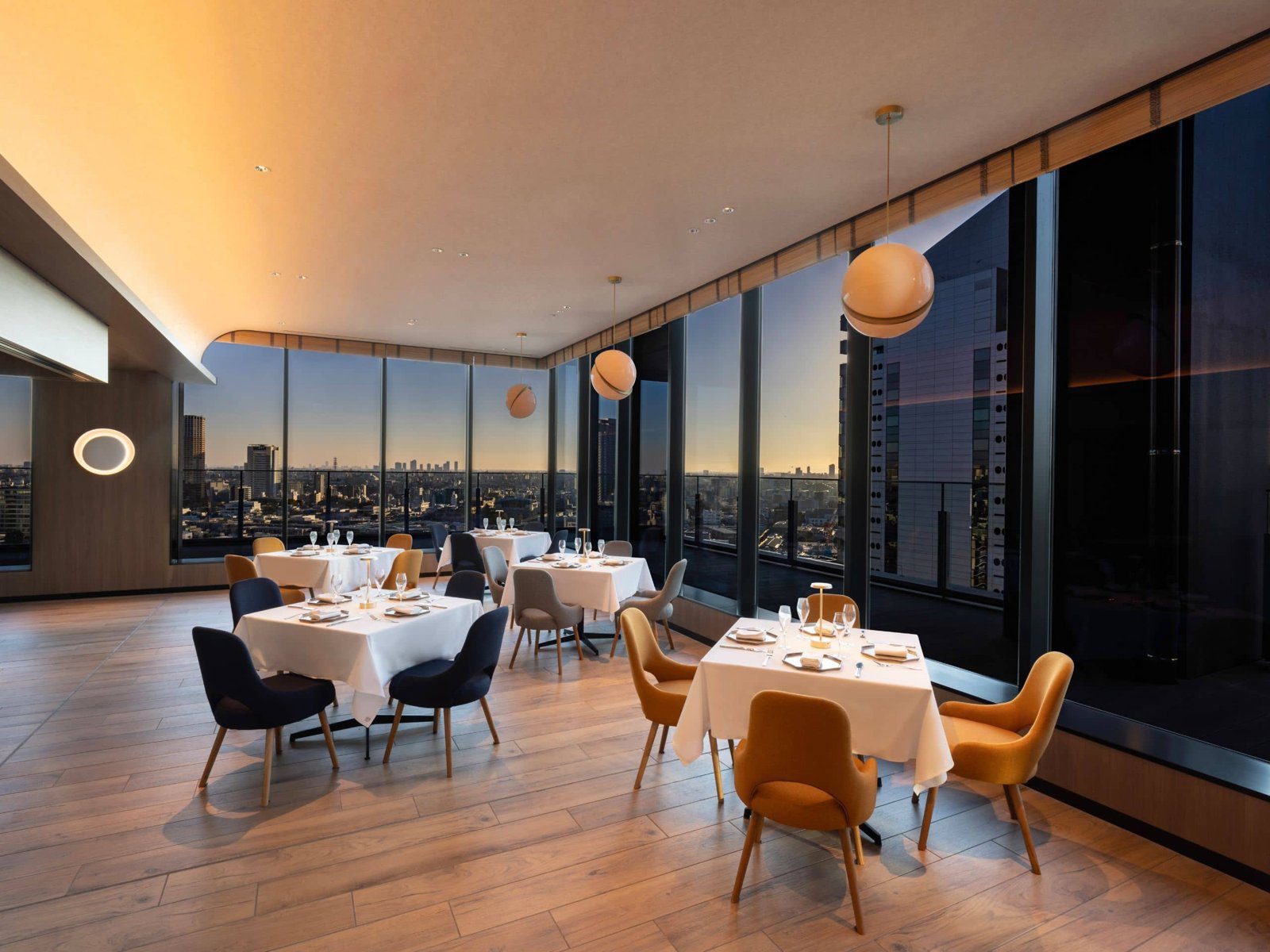 東京澀谷凱悅嘉寓酒店 MOSS CROSS TOKYO 用餐區與傍晚的城市景