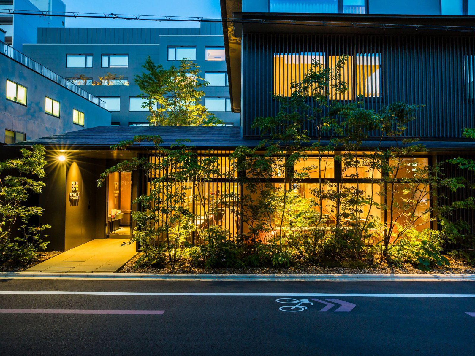 京都凱悅嘉軒酒店 夜晚點燈的飯店入口與門前道路