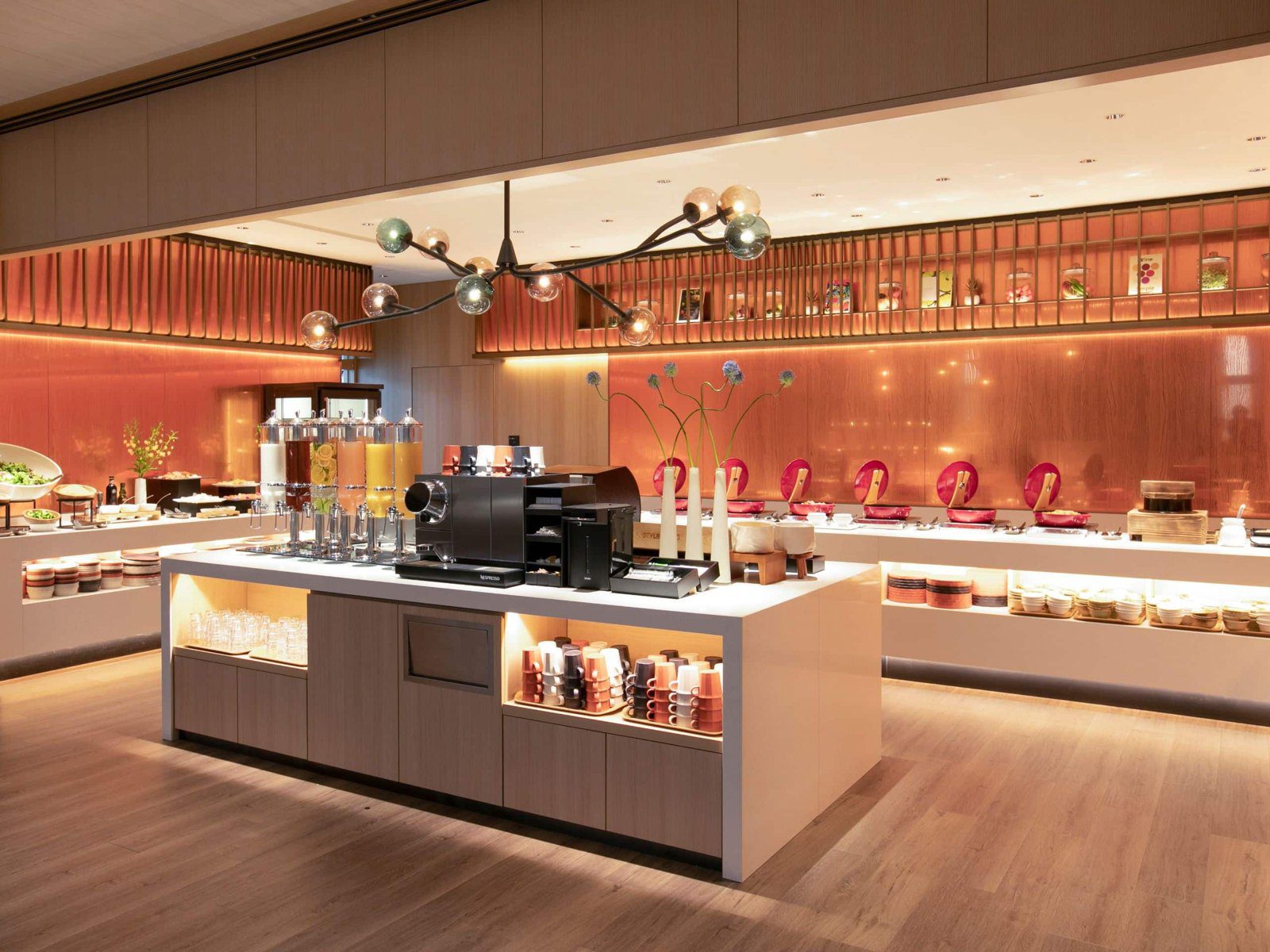 京都凱悅嘉軒酒店 The Kitchen 的自助早餐檯與飲料區