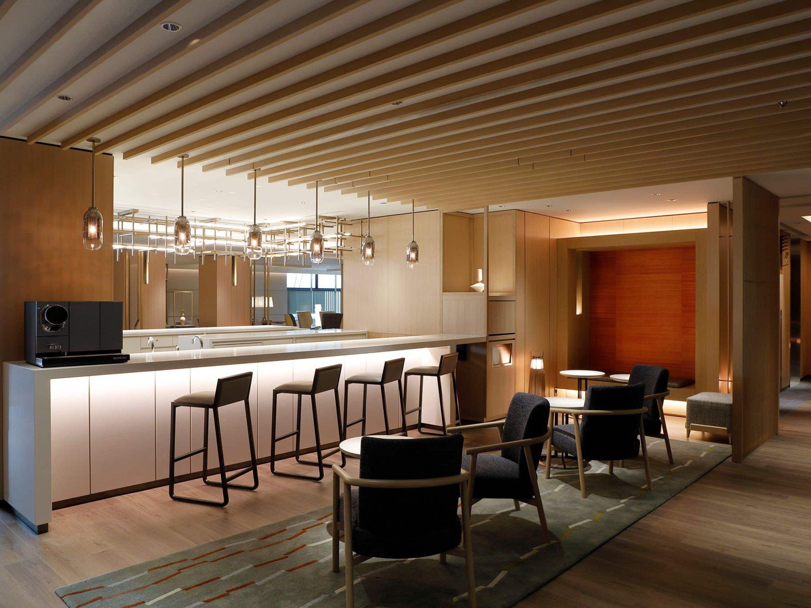 京都凱悅嘉軒酒店 Lobby Bar 的吧台與沙發座位