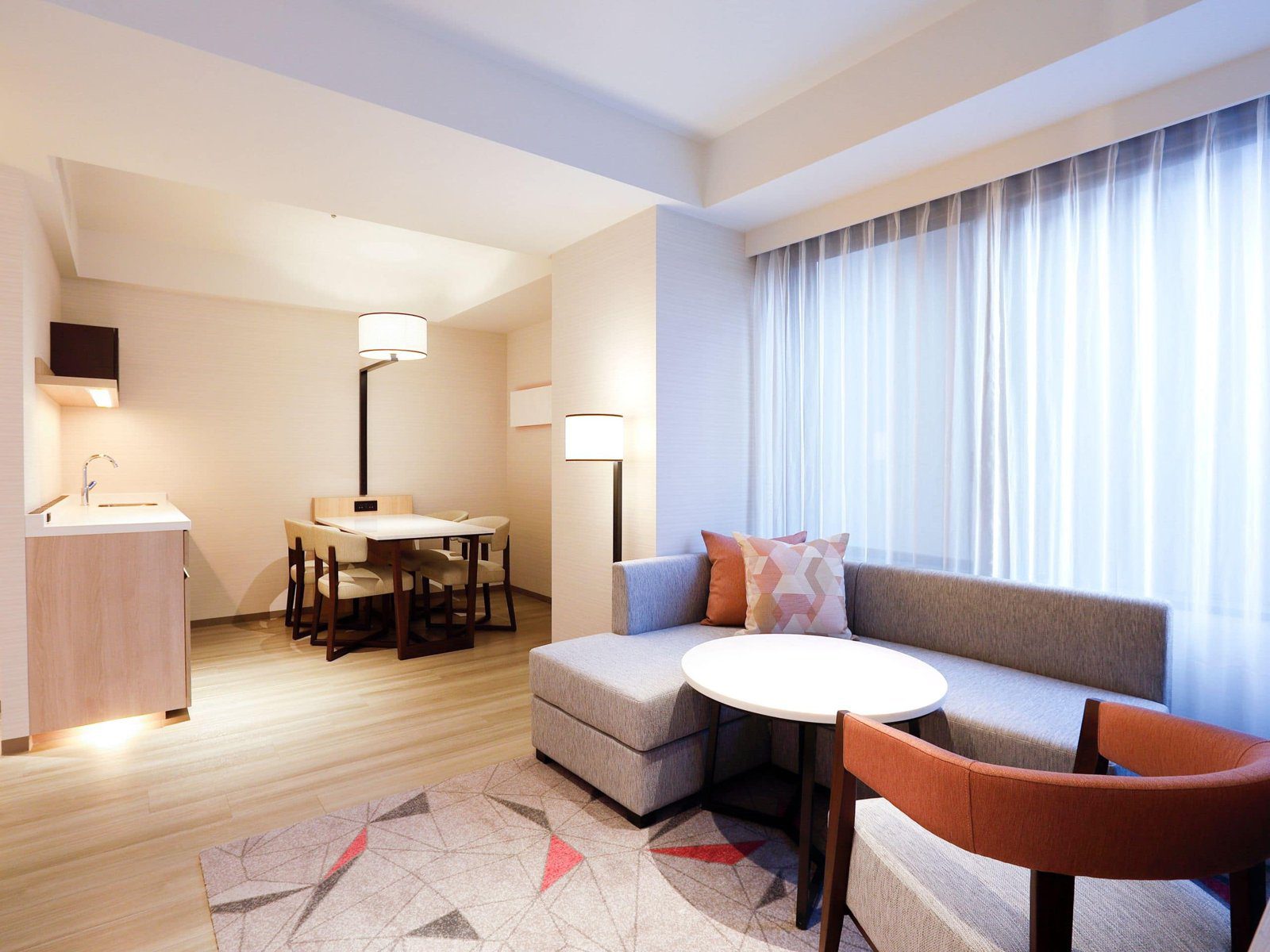京都凱悅嘉軒酒店 King Suite 的客廳沙發與餐桌