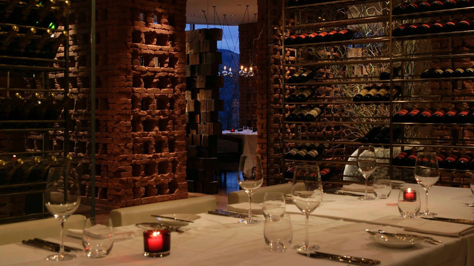 箱根凱悅麗晶度假酒店 西餐廳 Dining Room 的餐桌與酒窖牆