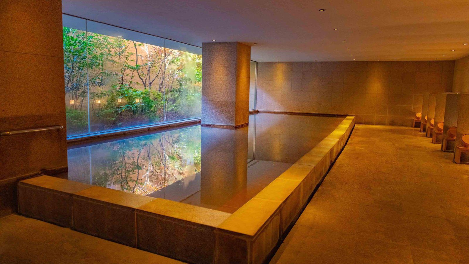 箱根凱悅麗晶度假酒店 大浴場的浴池與整面窗外的庭園綠意