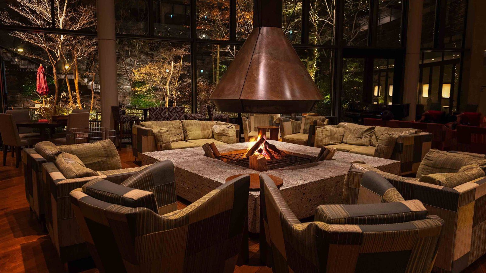 箱根凱悅麗晶度假酒店 Living Room 夜裡燒著柴火的壁爐與沙發區