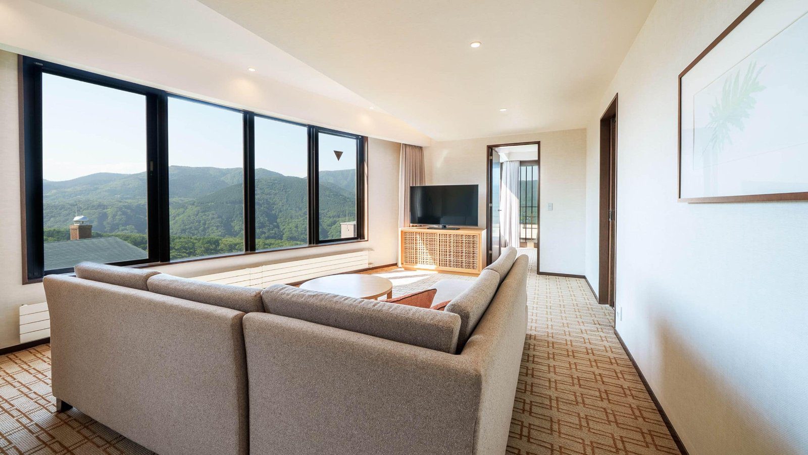 箱根凱悅麗晶度假酒店 Regency 套房的客廳與窗外山景