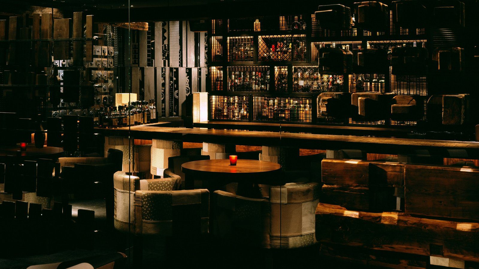 京都凱悅麗晶酒店 Touzan 酒吧的吧台與酒櫃