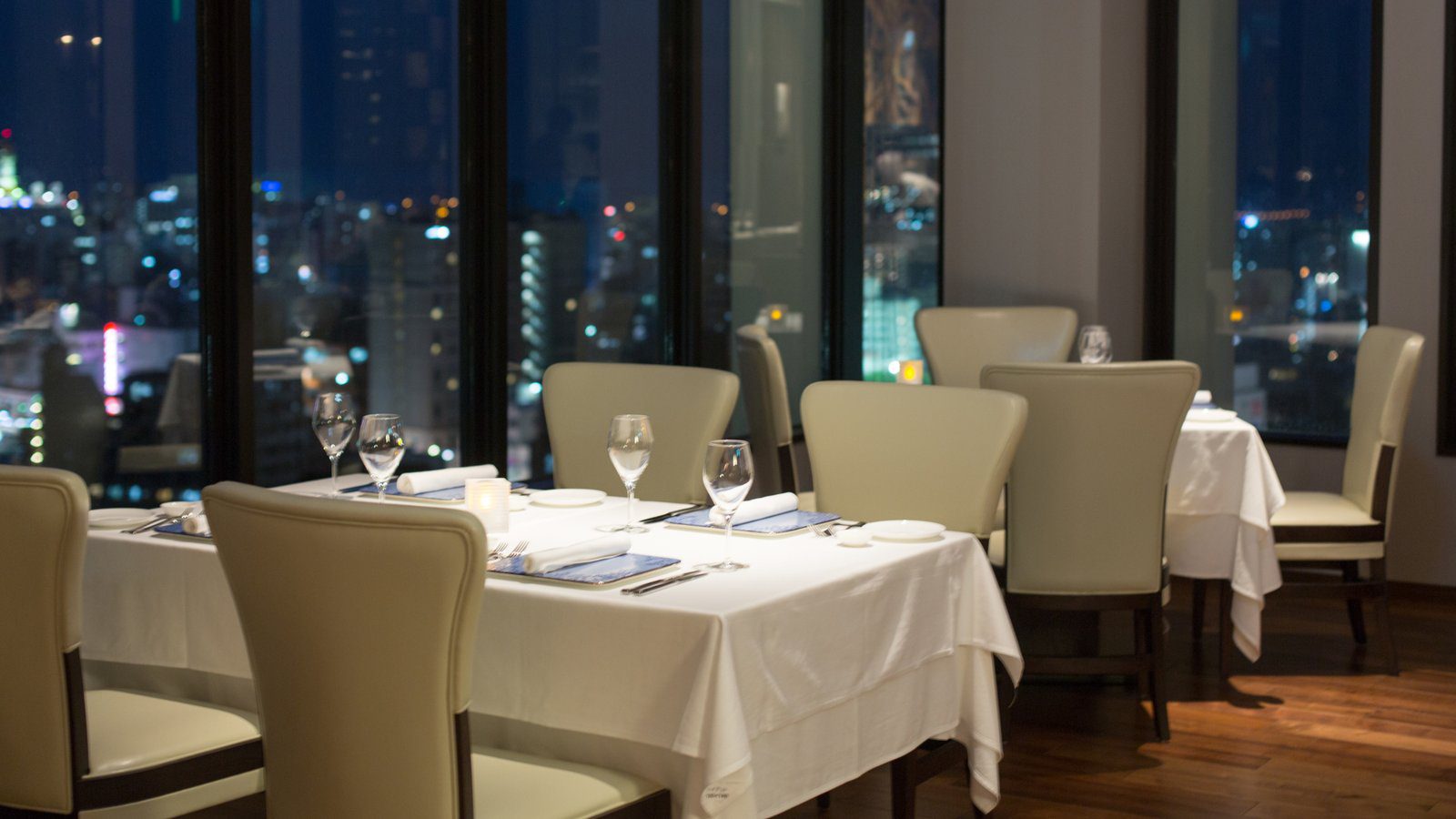 沖繩那霸凱悅酒店 Milano | Grill 夜間座位與窗外夜景