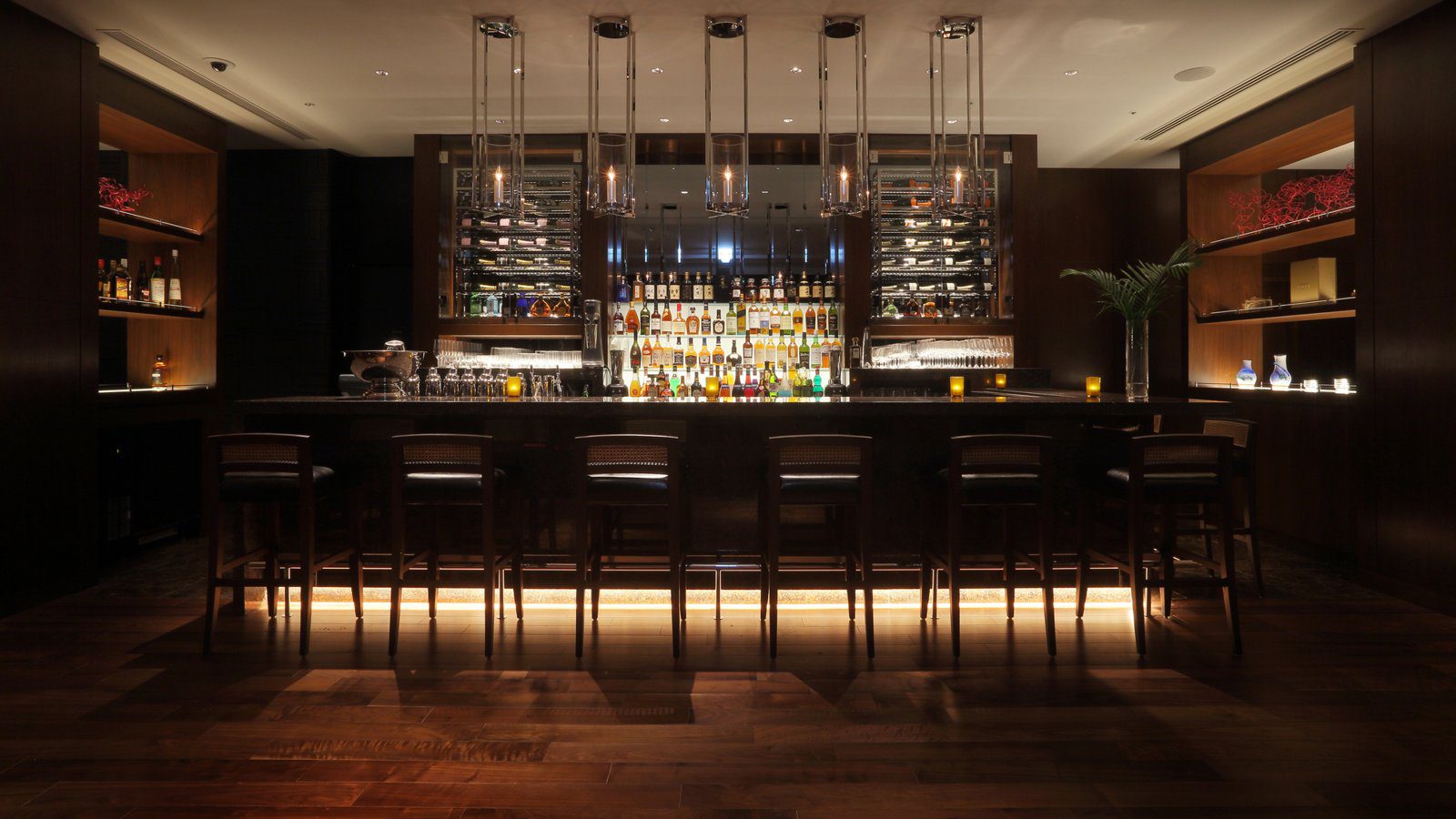 沖繩那霸凱悅酒店 the bar 吧台與酒櫃