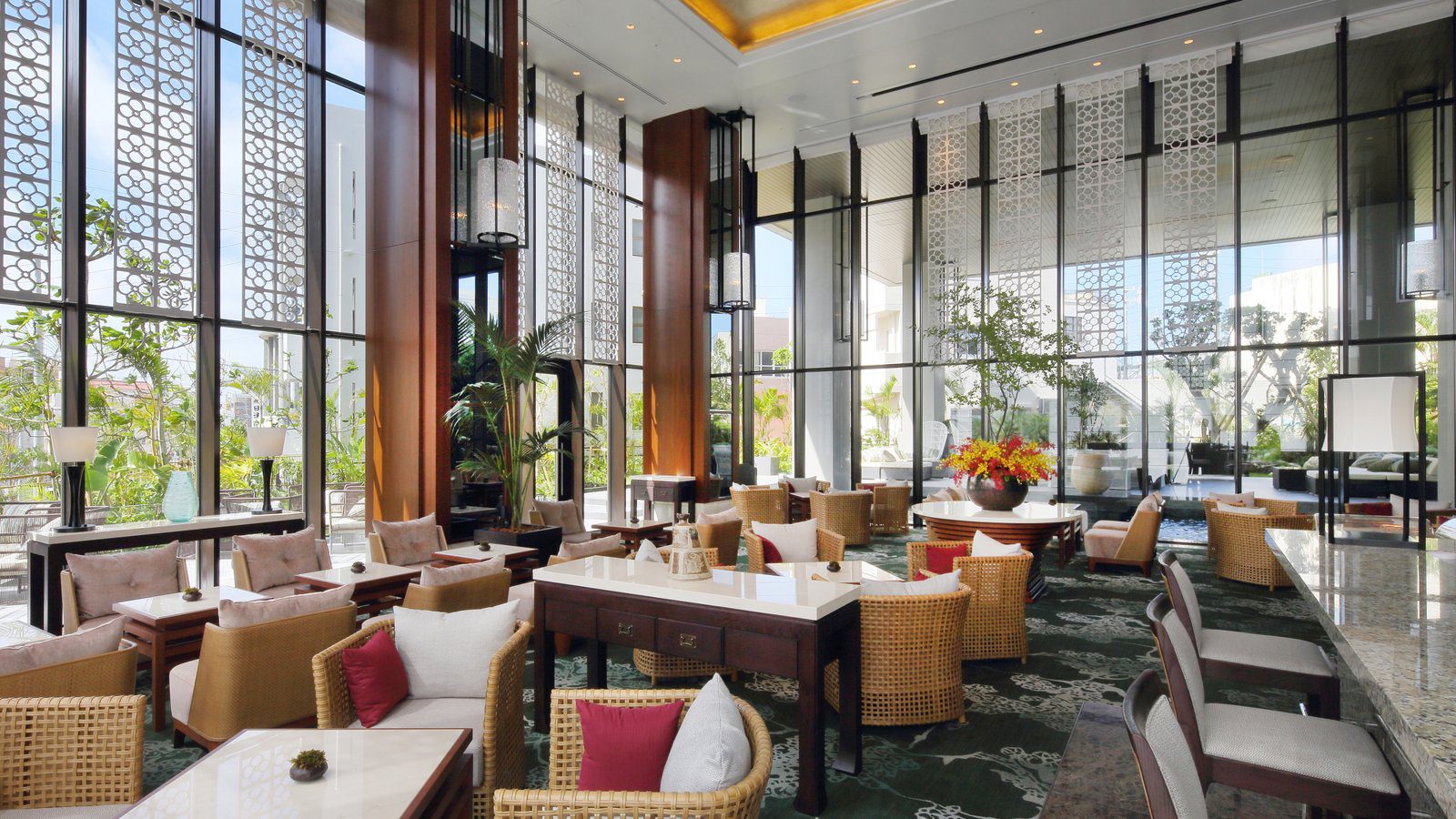 沖繩那霸凱悅酒店 the lounge 挑高空間與玻璃窗