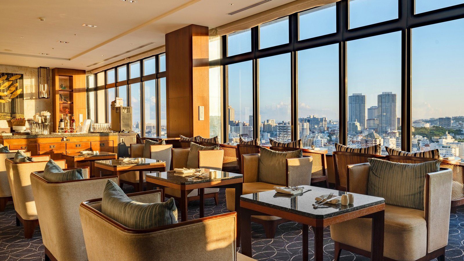 沖繩那霸凱悅酒店 18 樓 Regency Club 酒廊與整排窗景