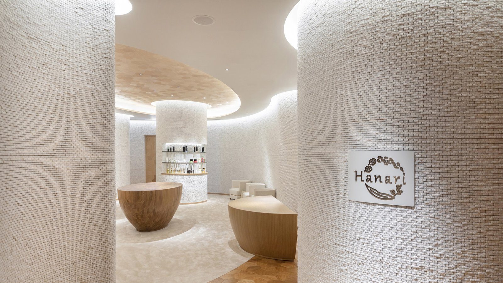 沖繩瀨良垣島凱悅度假村 Spa Hanari 的白色接待空間