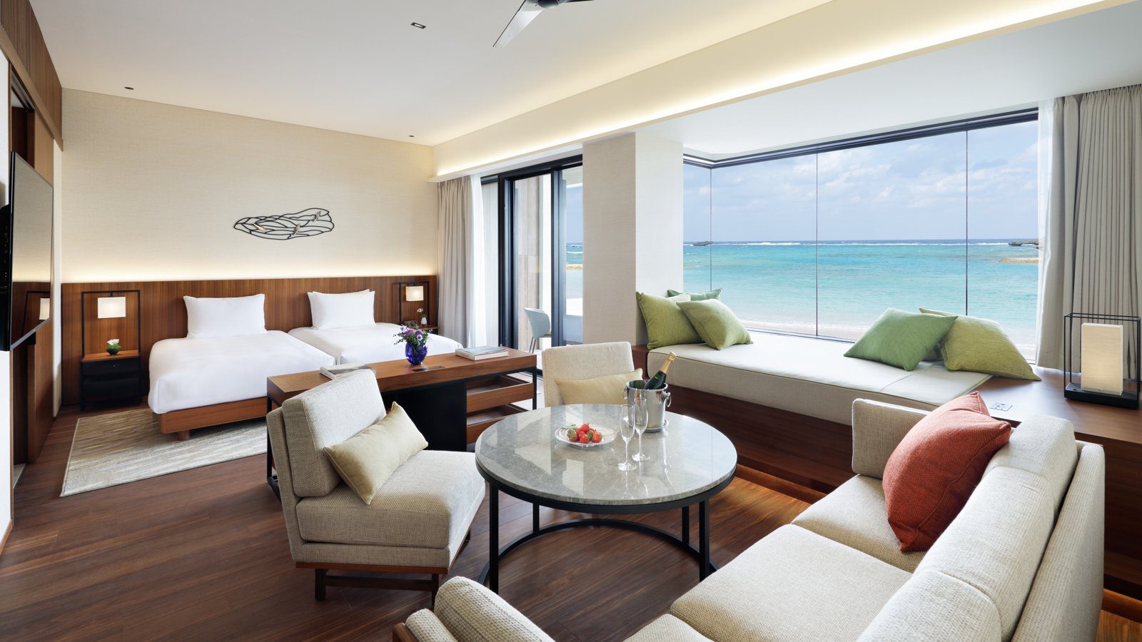 沖繩瀨良垣島凱悅度假村 The Beach House 客房的沙發區與窗外海灘