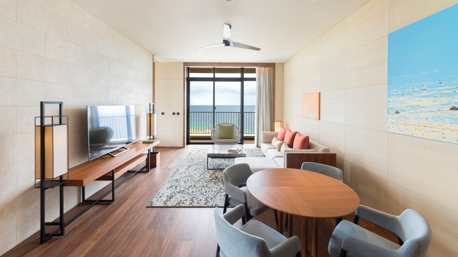 沖繩瀨良垣島凱悅度假村 Corner Suite 的客廳與餐桌