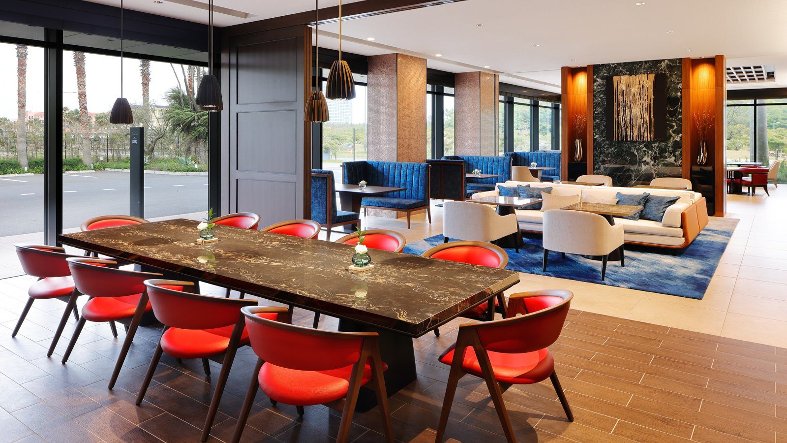 東京灣凱悅麗晶酒店 Regency Club 酒廊的長餐桌與紅色座椅