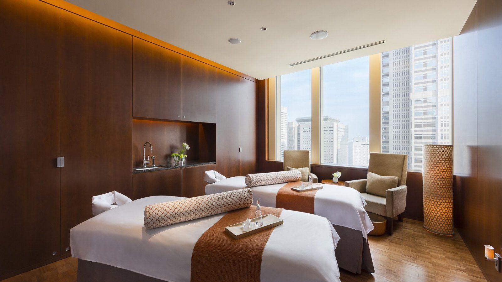 東京凱悅麗晶酒店 Spa Joule 療程室的兩張按摩床與窗景