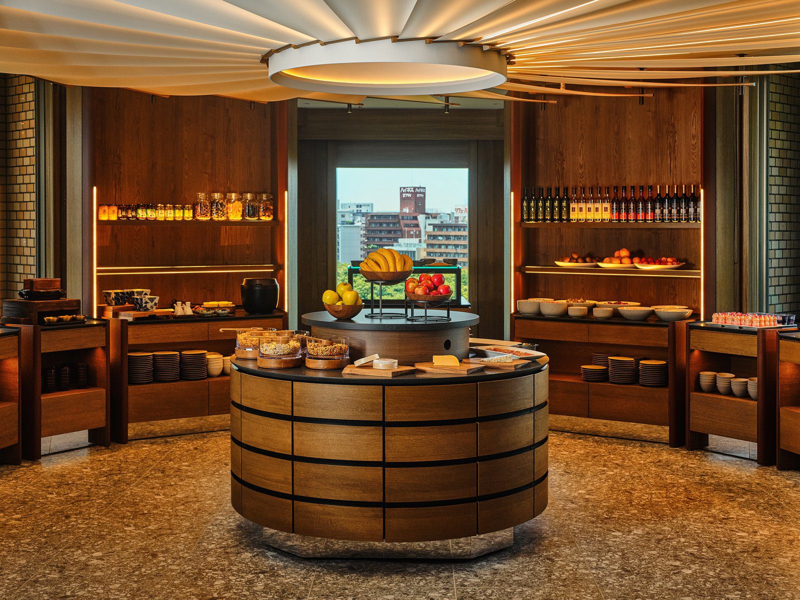 東京凱悅麗晶酒店 自助餐檯的圓形木櫃、水果與麵包