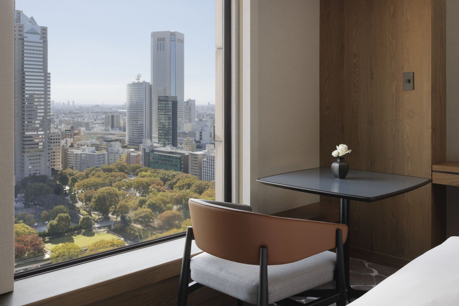 東京凱悅麗晶酒店 客房窗外的新宿中央公園與西新宿高樓