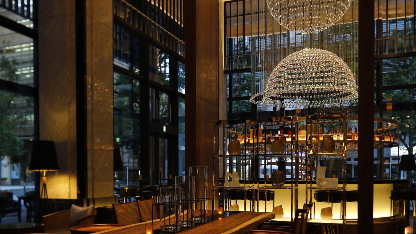 橫濱凱悅麗晶酒店 The Union Bar & Lounge 的水晶吊燈與酒吧