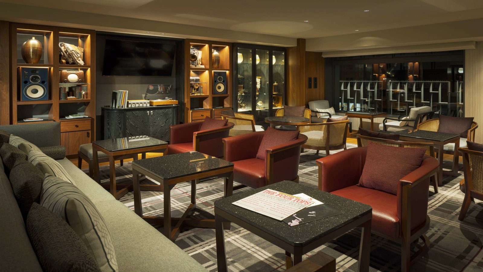 橫濱凱悅麗晶酒店 Regency Club 酒廊的沙發區與展示櫃