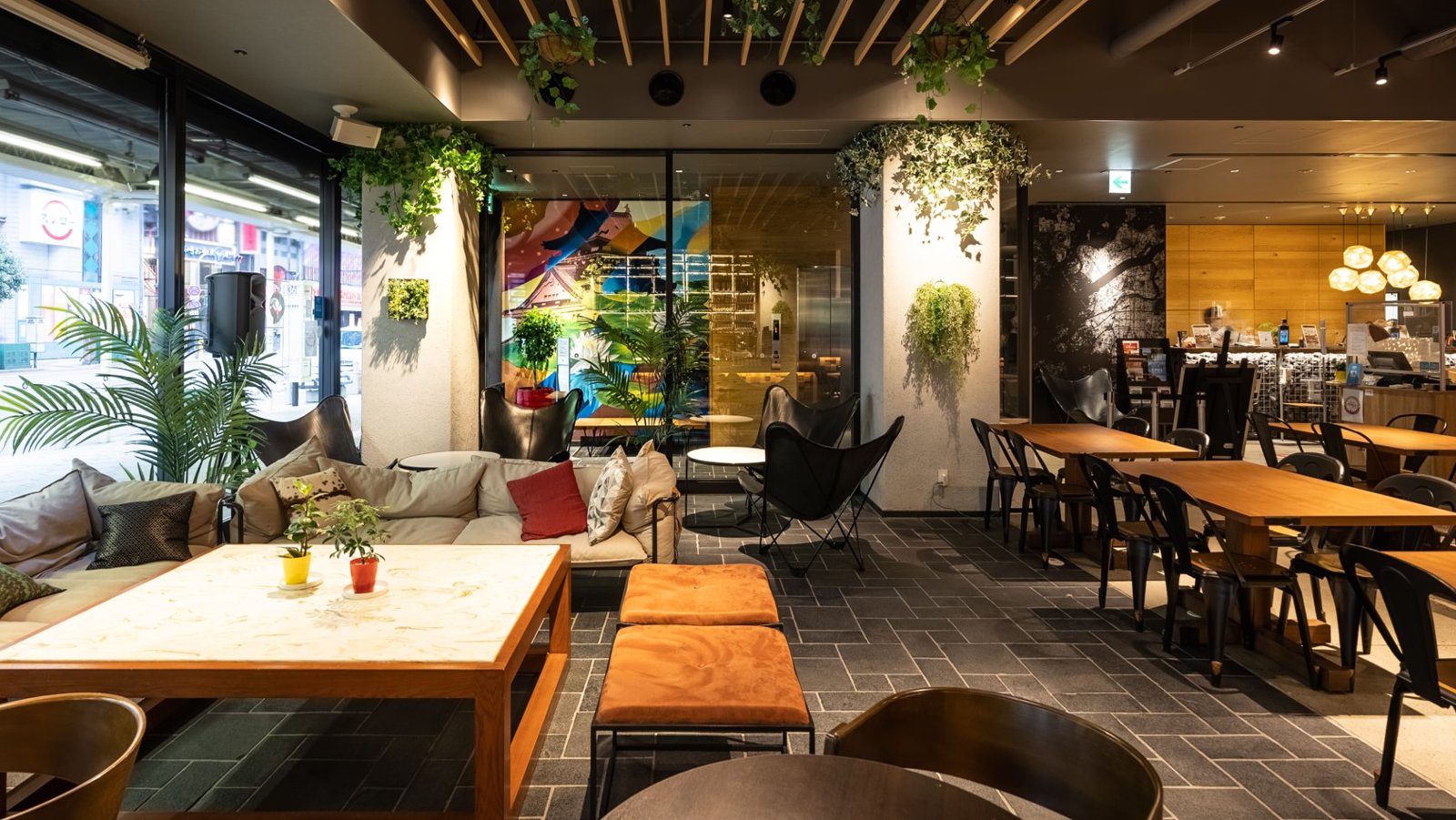 大阪梅田宜必思酒店 綠植與沙發座的 1 樓餐廳空間