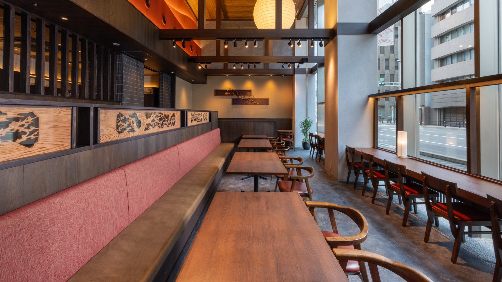 京都四條宜必思尚品酒店 木格窗與長椅的町家風餐廳
