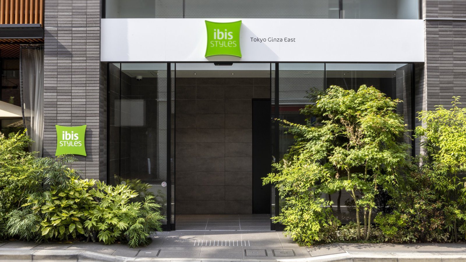 東京銀座東宜必思尚品酒店 ibis Styles 招牌與綠植的飯店入口