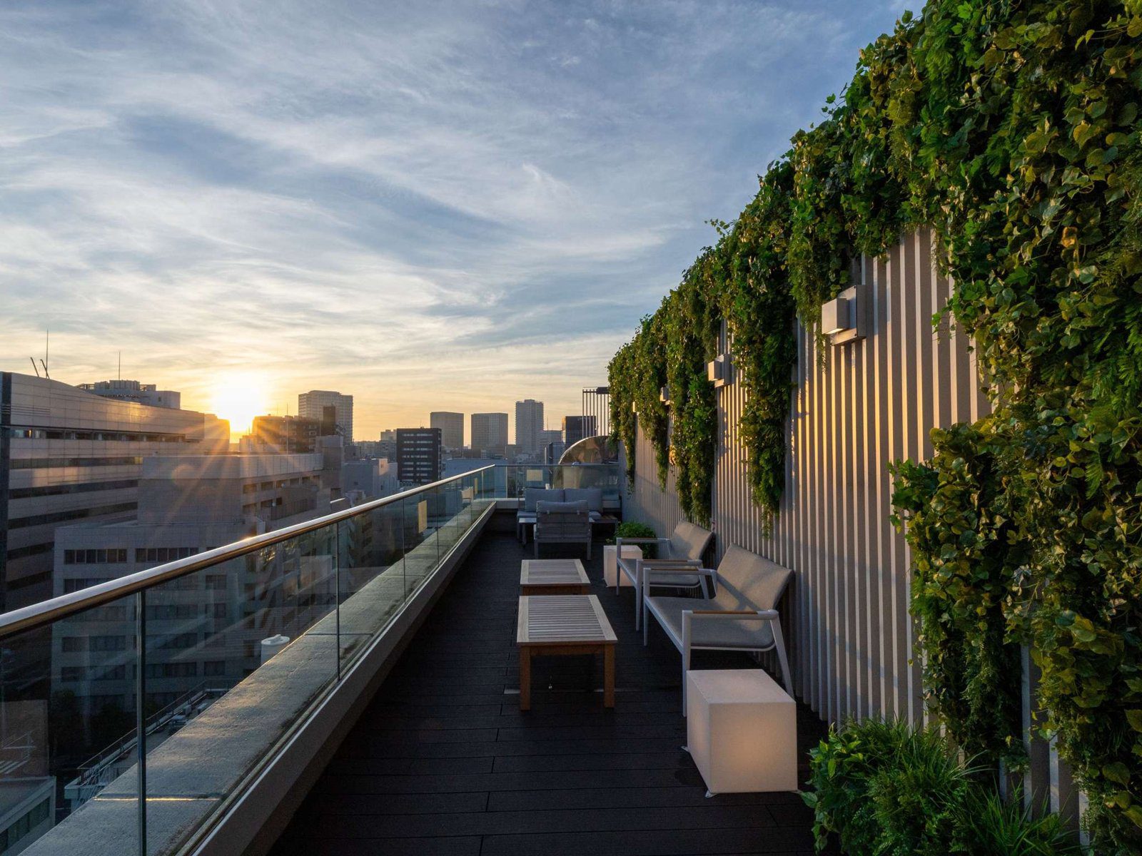 東京銀座東宜必思尚品酒店 夕陽下可眺望街景的空中露台