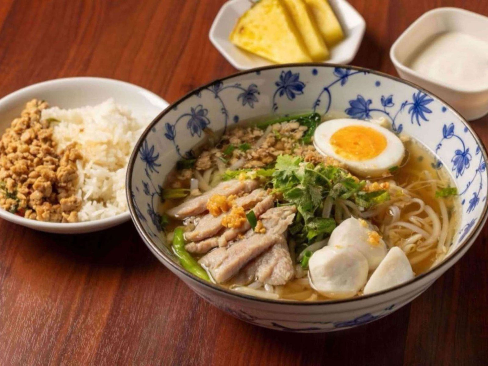 東京銀座宜必思尚品酒店 泰式湯麵與打拋肉飯的早餐菜色