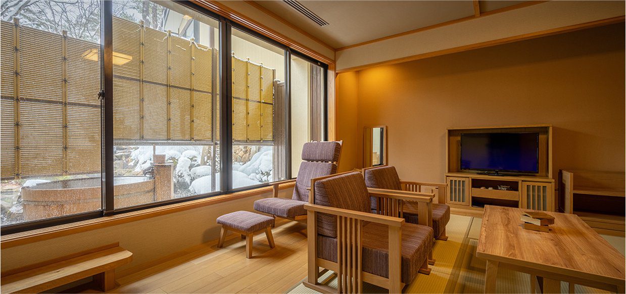 秋之宮溫泉鄉 湯煙之宿 稻住溫泉 月之坐和洋室的沙發區與雪景窗