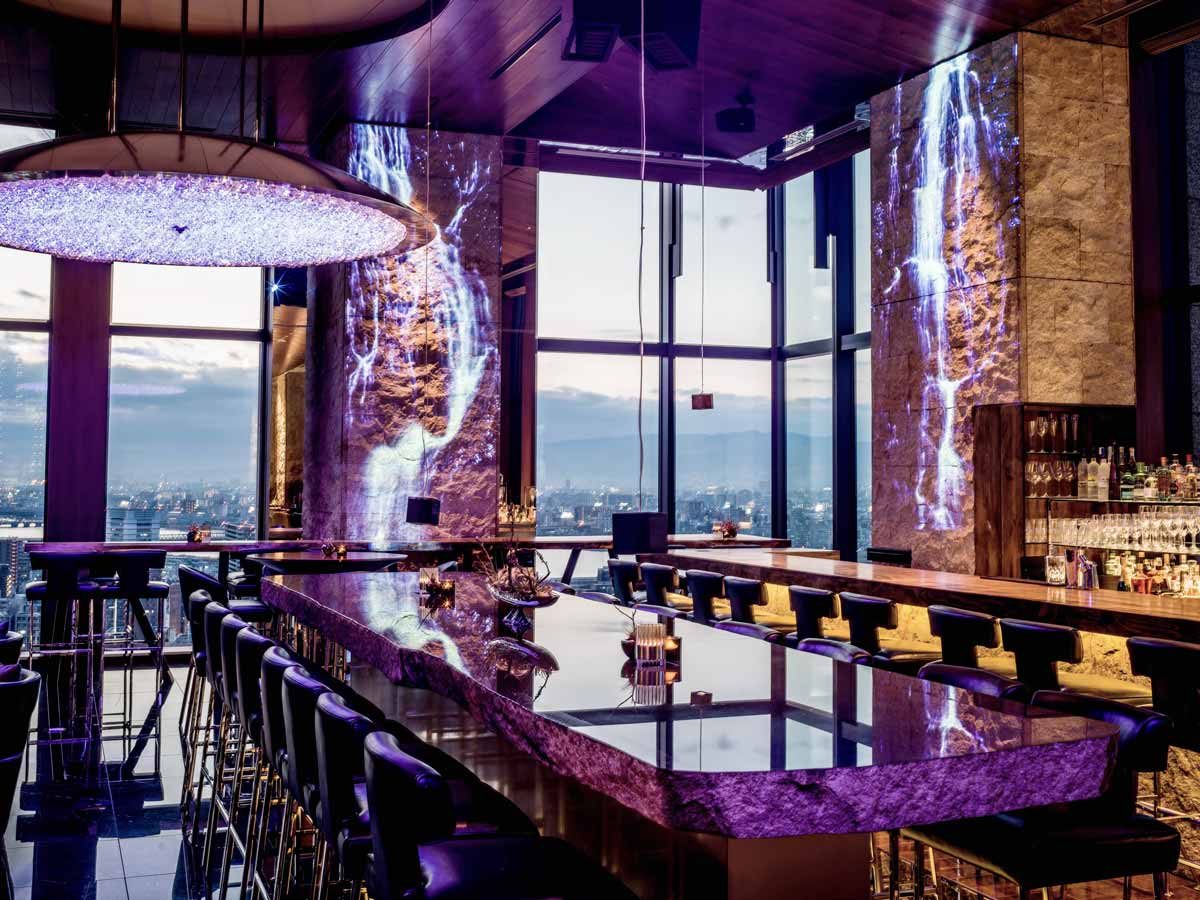 洲際酒店大阪 20 樓 adee Lounge & Bar 的吧檯與窗外市景
