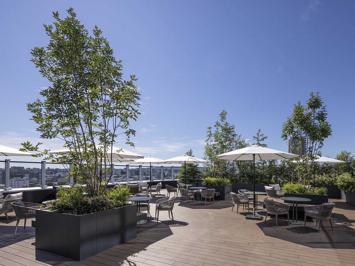 洲際酒店札幌 Norva Terrace 的露天座位與遮陽傘