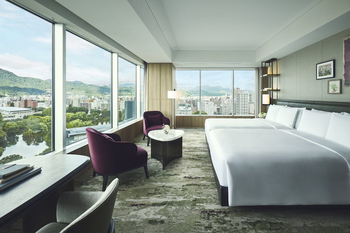 洲際酒店札幌 Junior Suite 的兩張床與整面窗外的山景