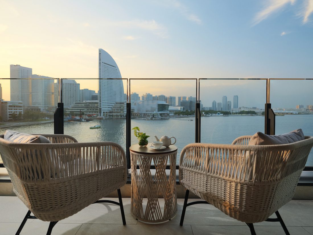 洲際酒店橫濱 Pier 8 露台的座位與黃昏的橫濱港