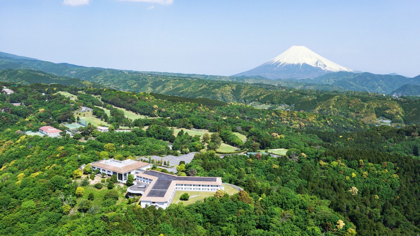 伊豆修善寺萬豪酒店 森林中的度假村與遠方富士山空拍