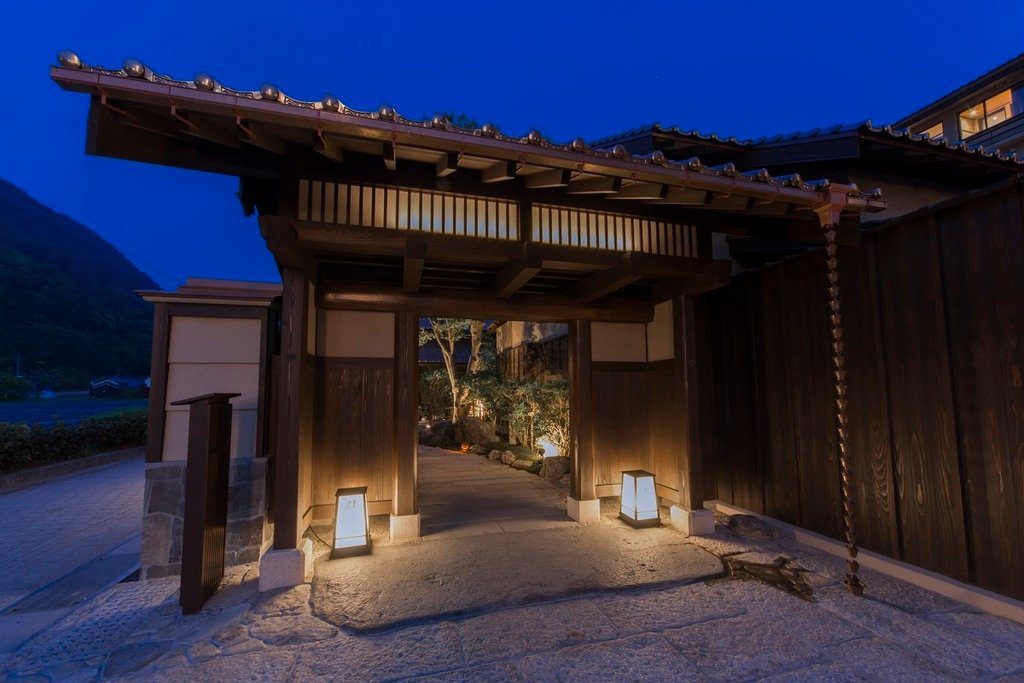出雲 古之宿 佳雲 夜晚點燈的旅館木造大門