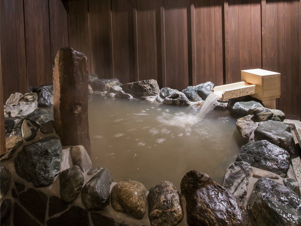 出雲 古之宿 佳雲 貸切風呂「岩之湯」的岩造浴池