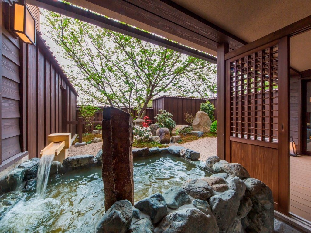 出雲 古之宿 佳雲 本館和洋套房的天然溫泉岩造露天風呂