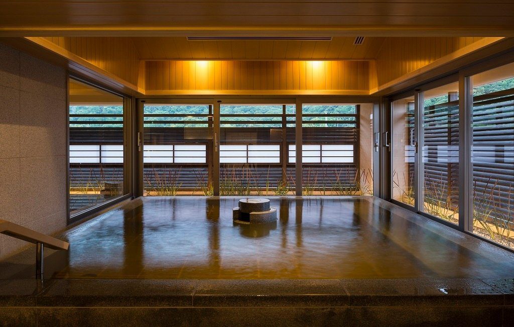 出雲 御宿 月夜之兔 大湯處「月華」的內湯與整面木格窗