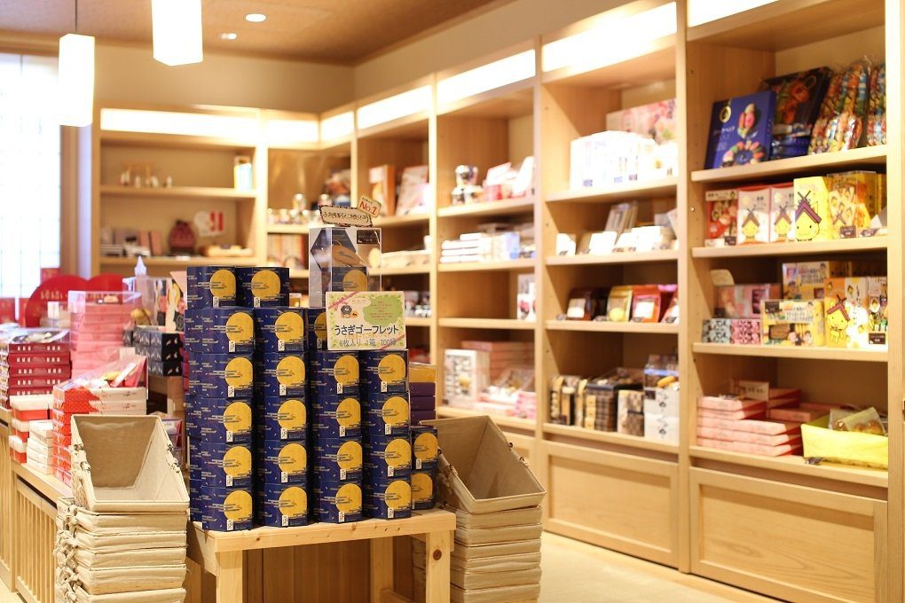 出雲 御宿 月夜之兔 商店「結」的出雲名產貨架