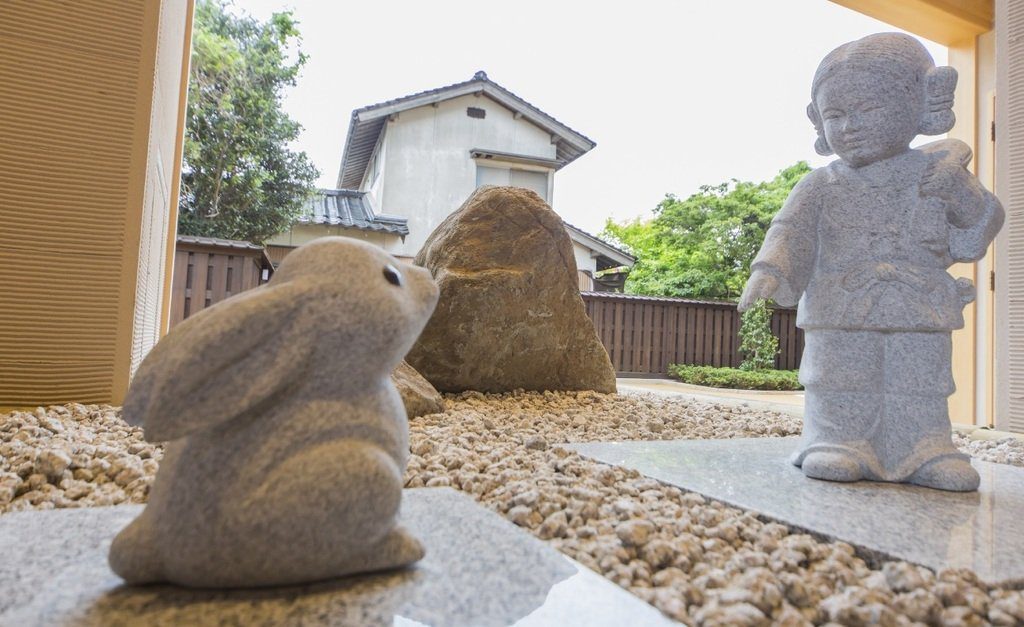 出雲 御宿 月夜之兔 庭園碎石上的白兔與神話人物石像