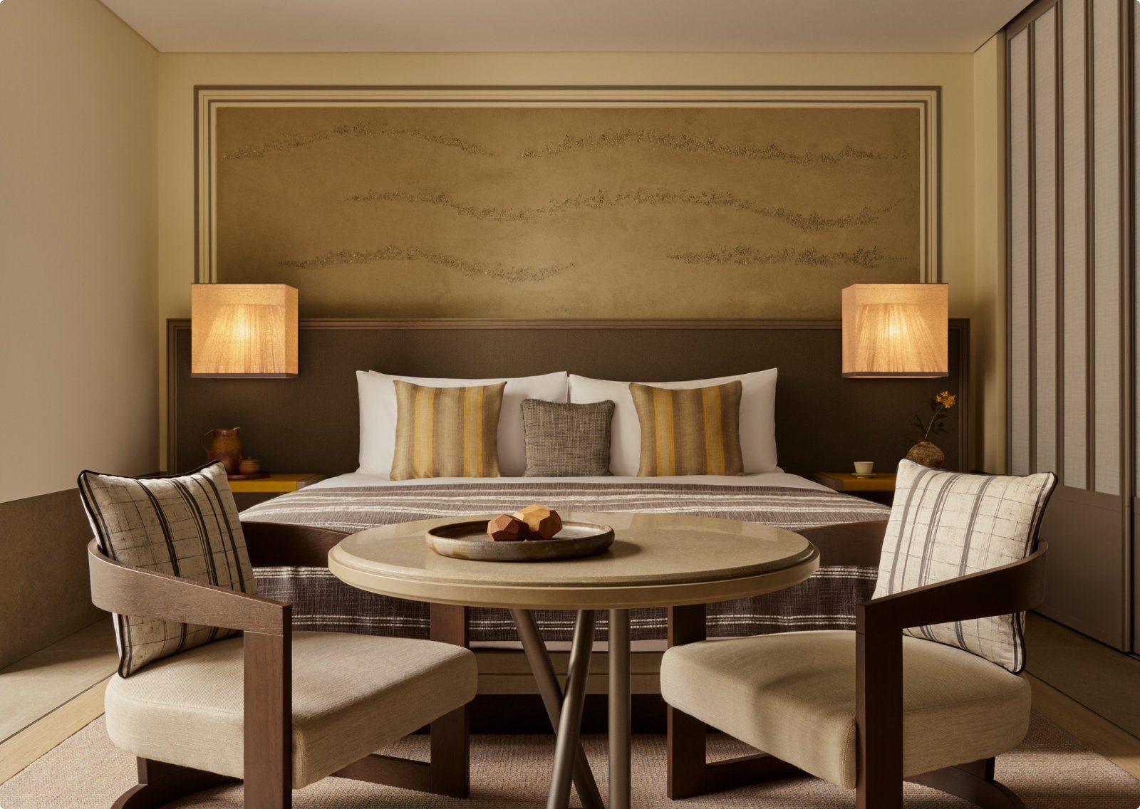 Janu 東京 Deluxe Room 的大床與小圓桌