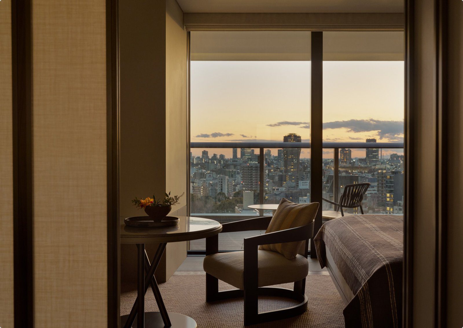 Janu 東京 City Room 窗邊座位與陽台外的傍晚市景