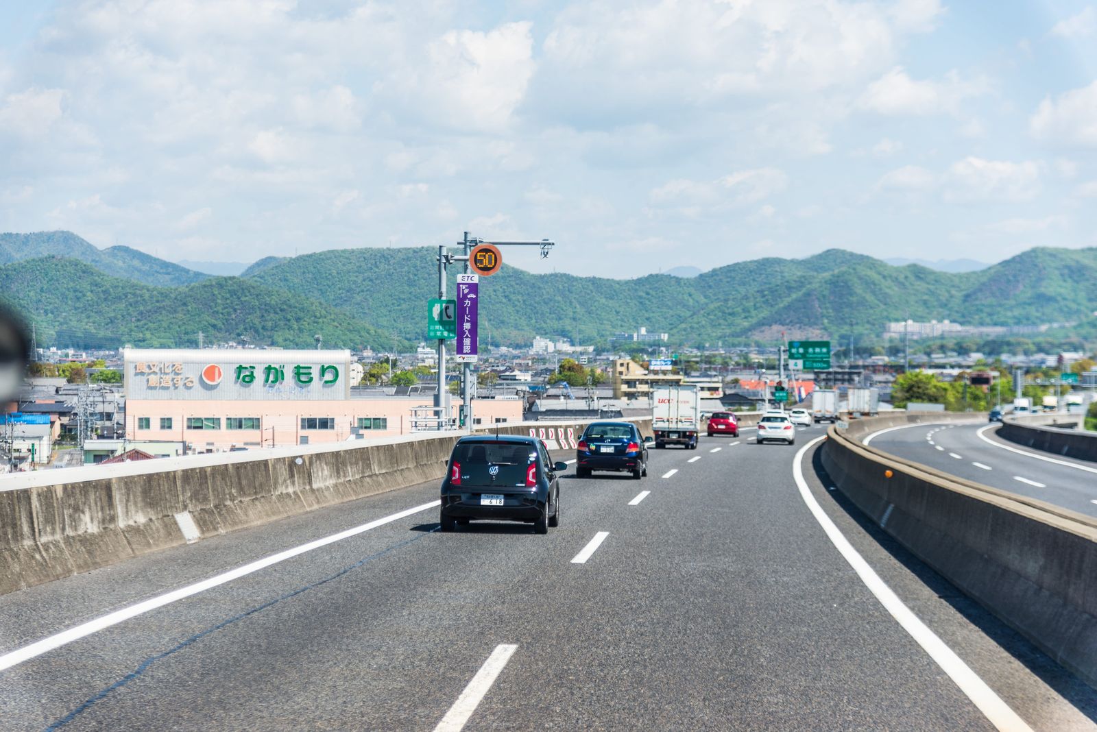 日本高速道路速限50標誌與車流