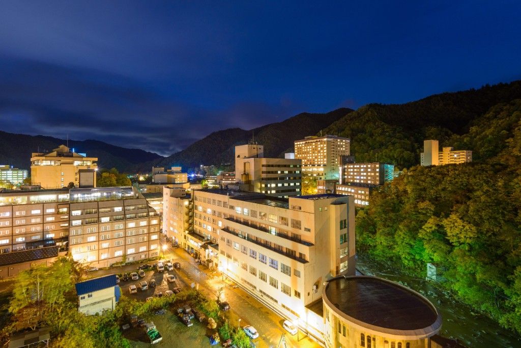 定山溪河谷夜景，兩岸溫泉旅館燈火
