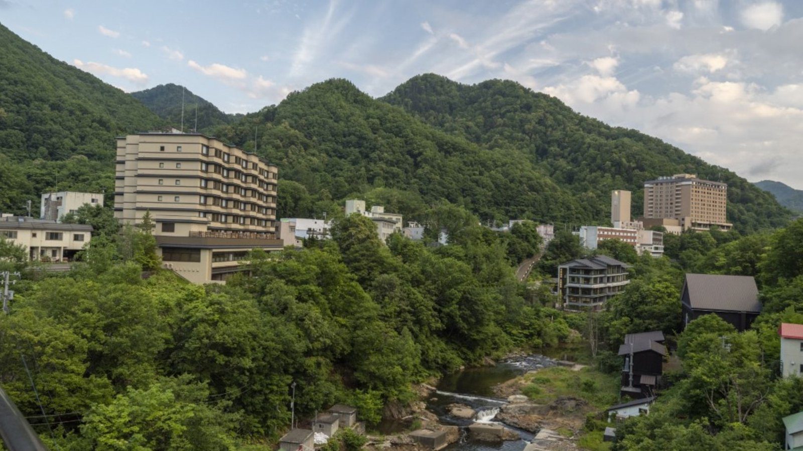 定山溪 由樂草庵 定山溪溪谷與旅館建築全景