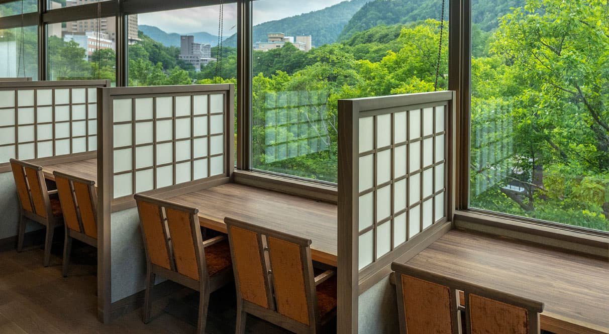 定山溪 由樂草庵 食事處「行雲」面向山景的窗邊座位